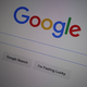 Ilustración para el artículo titulado Google comienza a probar vídeos que se reproducen solos en sus resultados de búsqueda